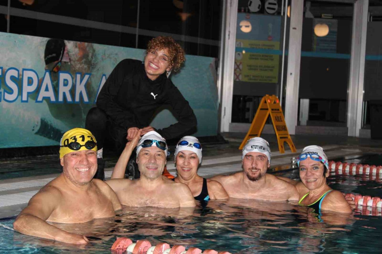 Kadın yüzücüler kulvarda rakip tanımıyor