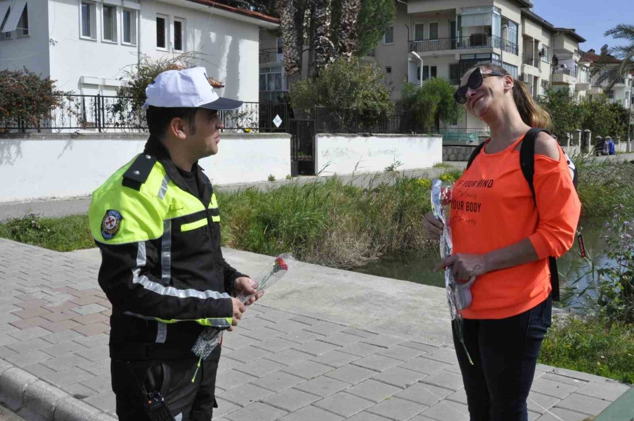 Fethiye’de polis ekipleri kadınların gününü kutladı