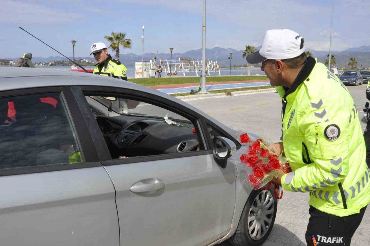 Fethiye’de polis ekipleri kadınların gününü kutladı