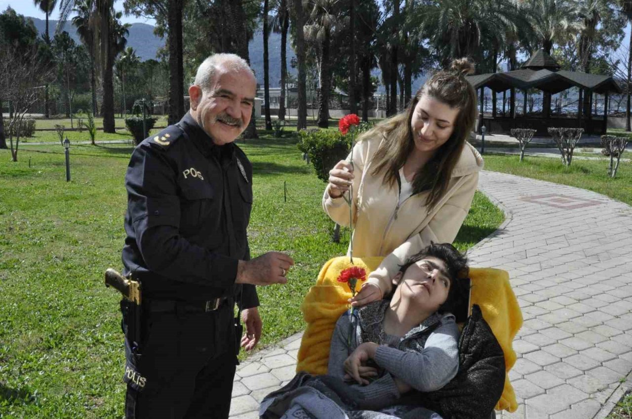 Fethiye’de polis ekipleri kadınların gününü kutladı