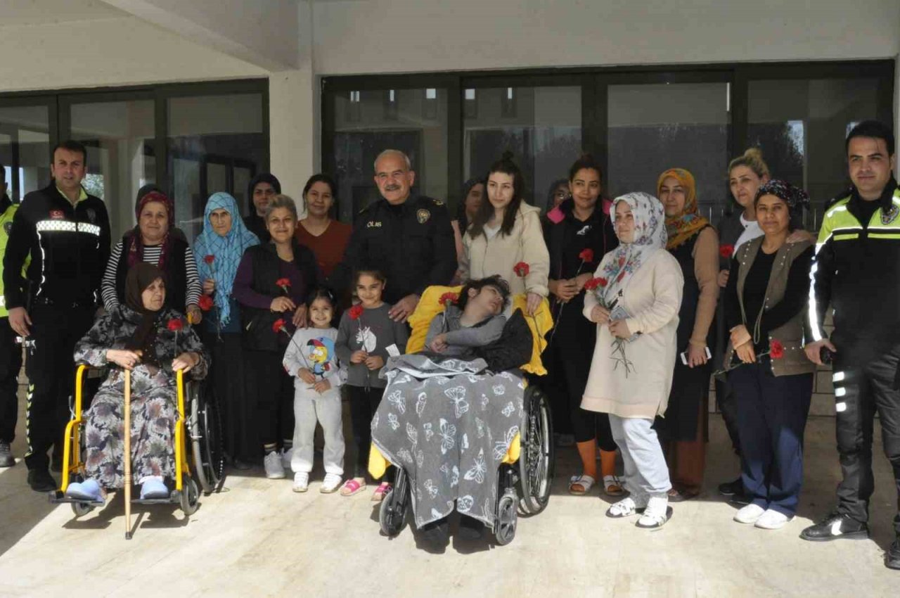 Fethiye’de polis ekipleri kadınların gününü kutladı