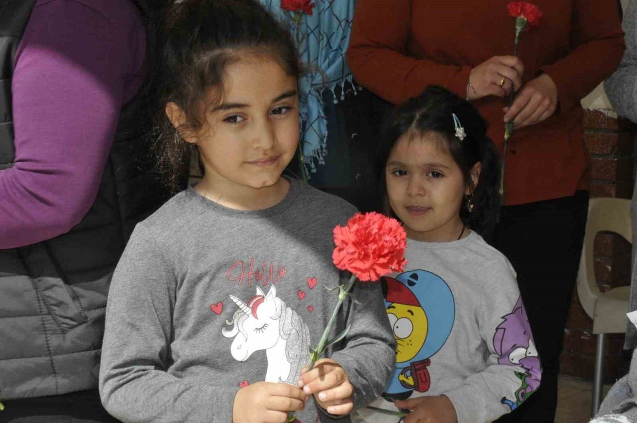 Fethiye’de polis ekipleri kadınların gününü kutladı