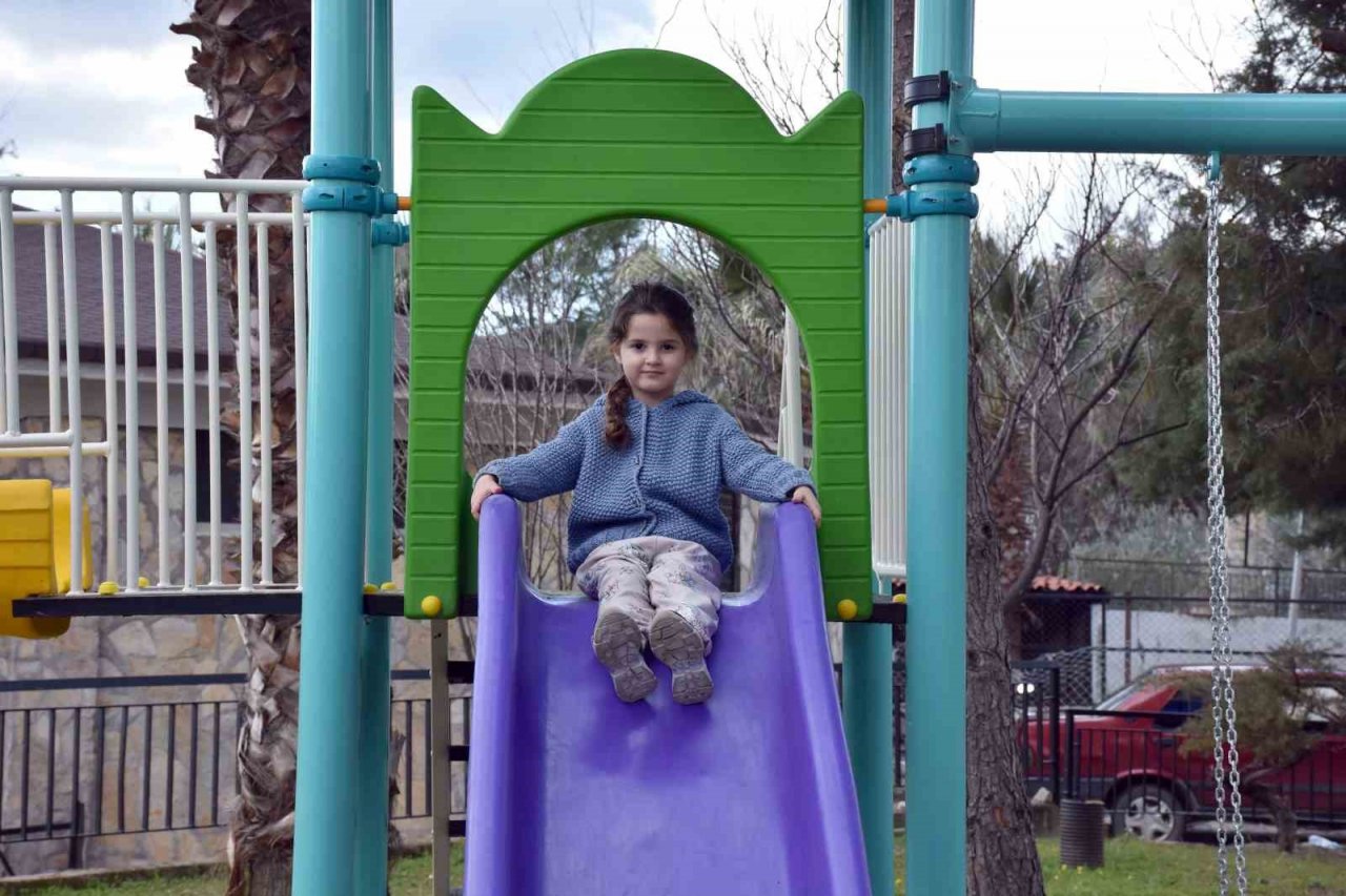 Germencik’te depremzede çocuklar için oyun parkı kuruldu