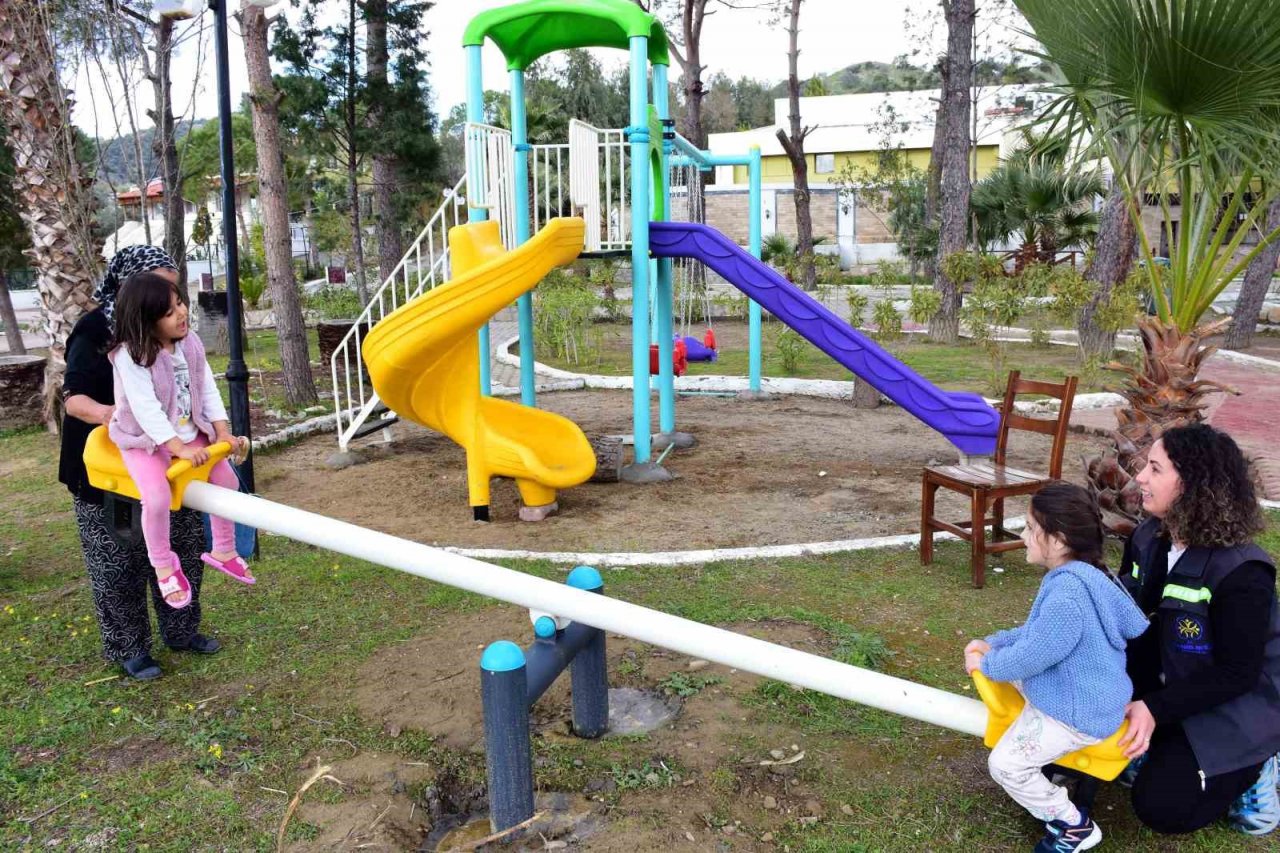 Germencik’te depremzede çocuklar için oyun parkı kuruldu