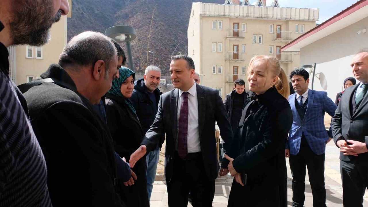 Valinin öğretmen eşi eski öğrencisinin depremde hayatını kaybettiğini yıllar sonra gördüğü ailesinden öğrendi