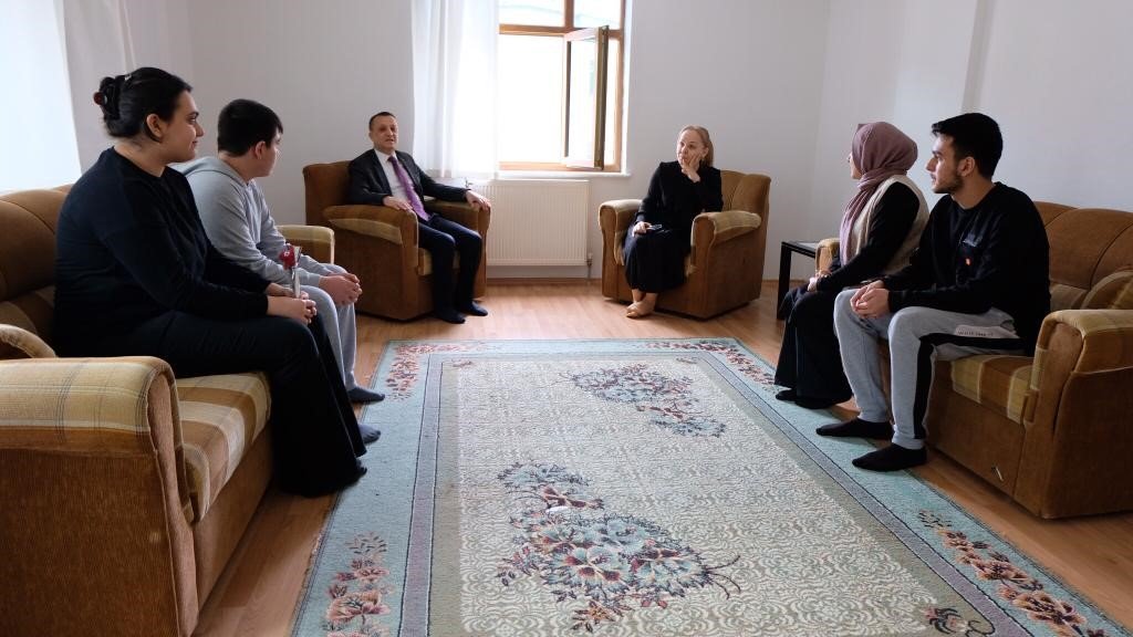 Valinin öğretmen eşi eski öğrencisinin depremde hayatını kaybettiğini yıllar sonra gördüğü ailesinden öğrendi