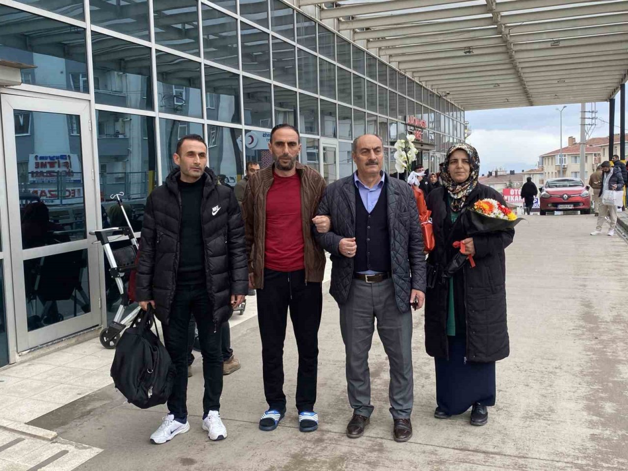 Genç kıza yapılan tacizi engellemek isterken bıçaklandı