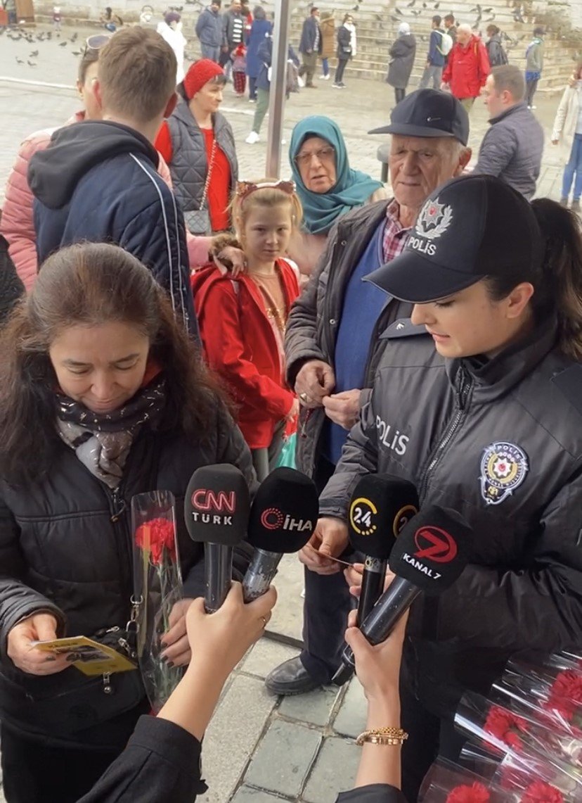 Eminönü’nde kadınlara ’KADES’ uygulaması tanıtıldı