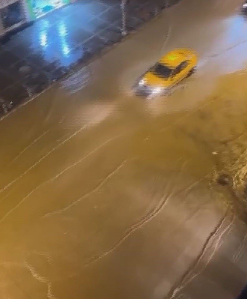 İzmir’de yağmur hayatı felç etti: Araçlar oluşan çukurlara düştü