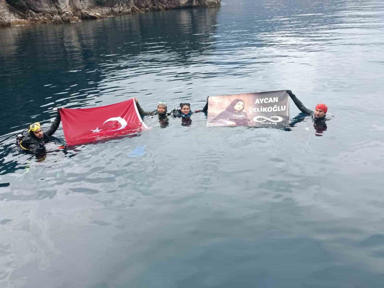 Depremde kaybettikleri arkadaşlarını Kadınlar Günü’nde su altına dalarak andılar