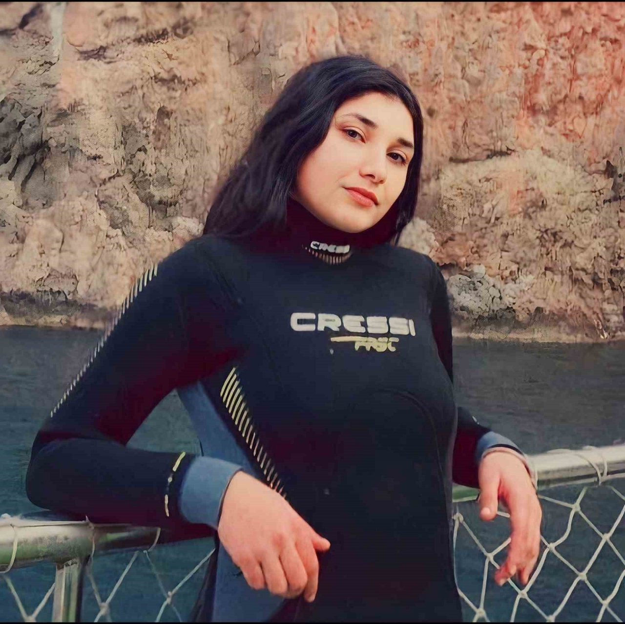 Depremde kaybettikleri arkadaşlarını Kadınlar Günü’nde su altına dalarak andılar