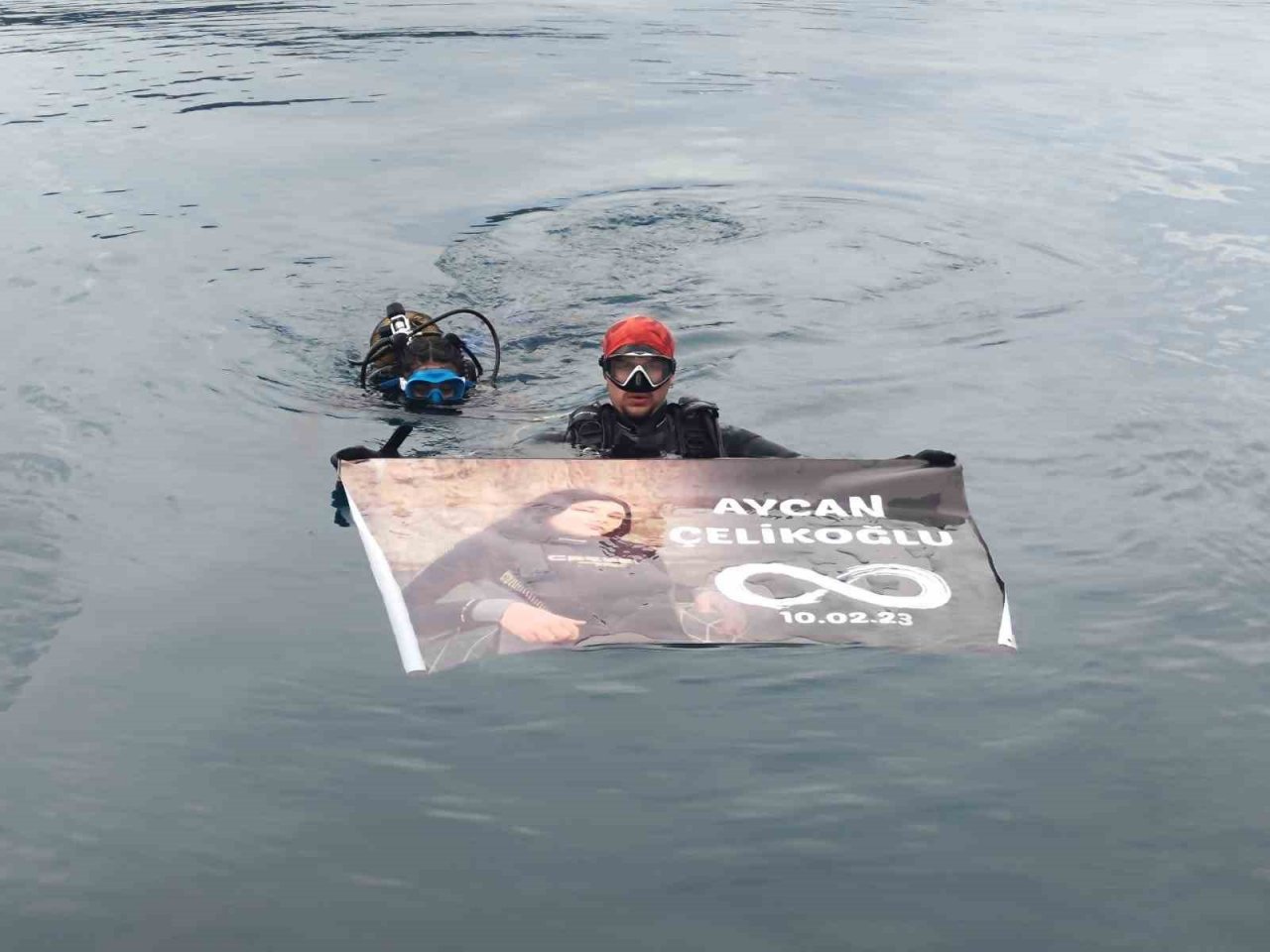 Depremde kaybettikleri arkadaşlarını Kadınlar Günü’nde su altına dalarak andılar