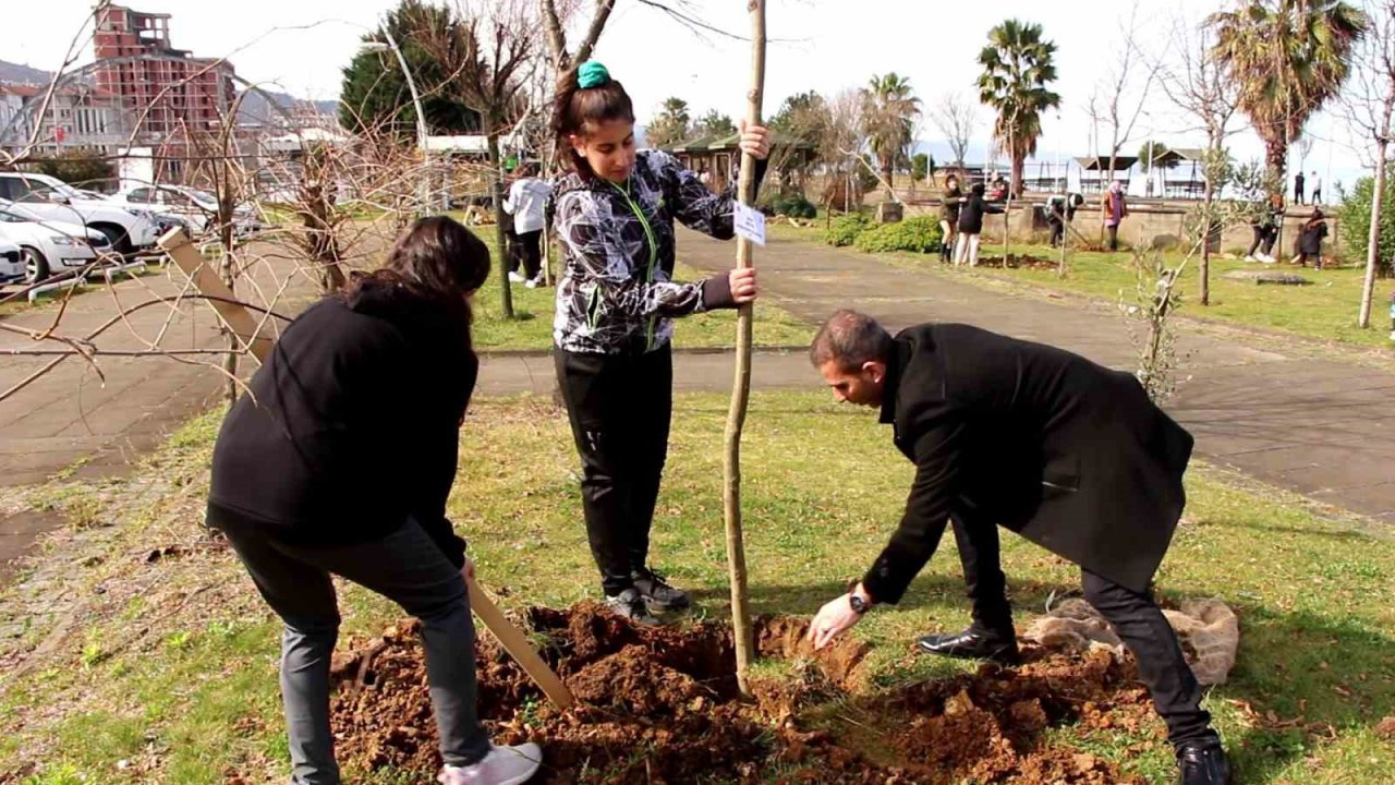 Of’ta deprem anısına fidanlar dikildi