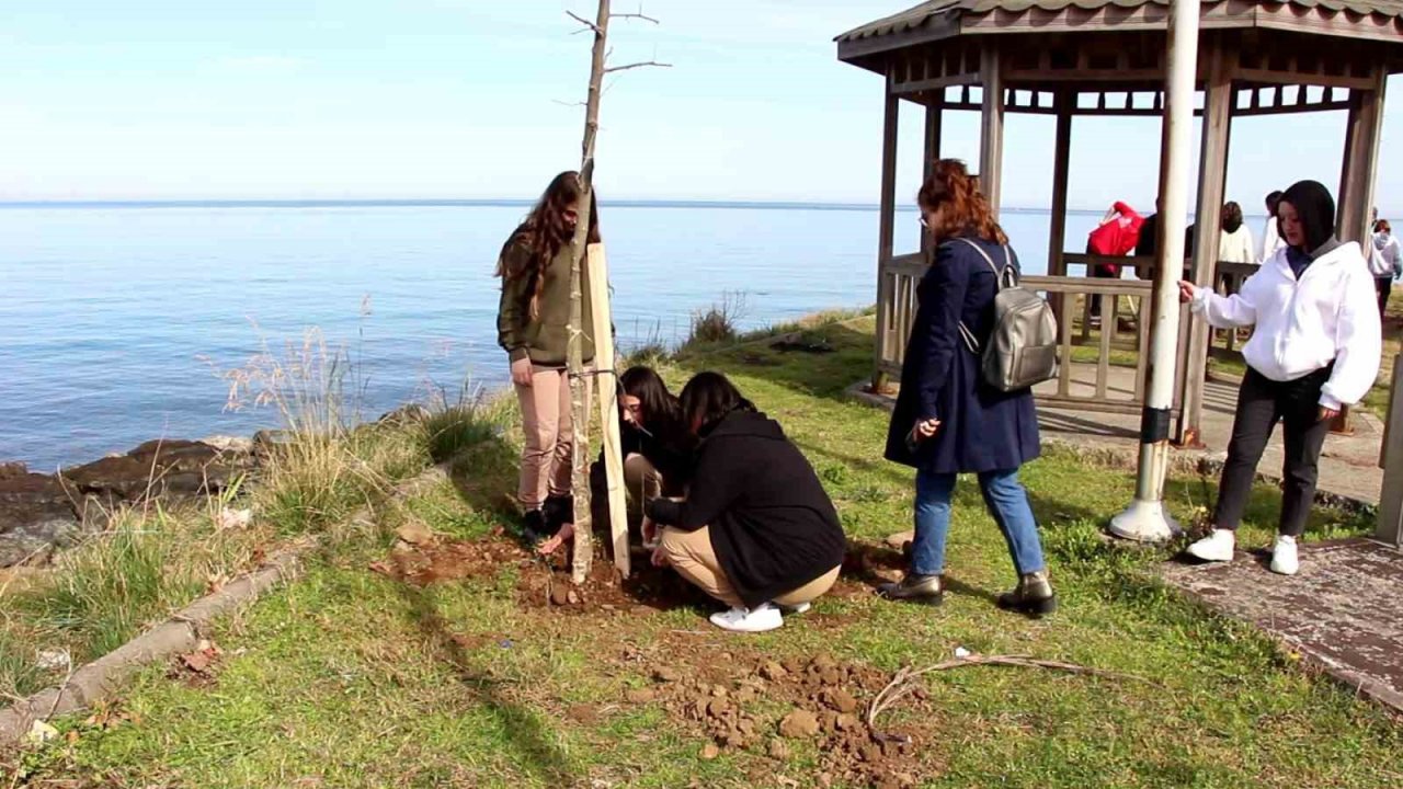 Of’ta deprem anısına fidanlar dikildi