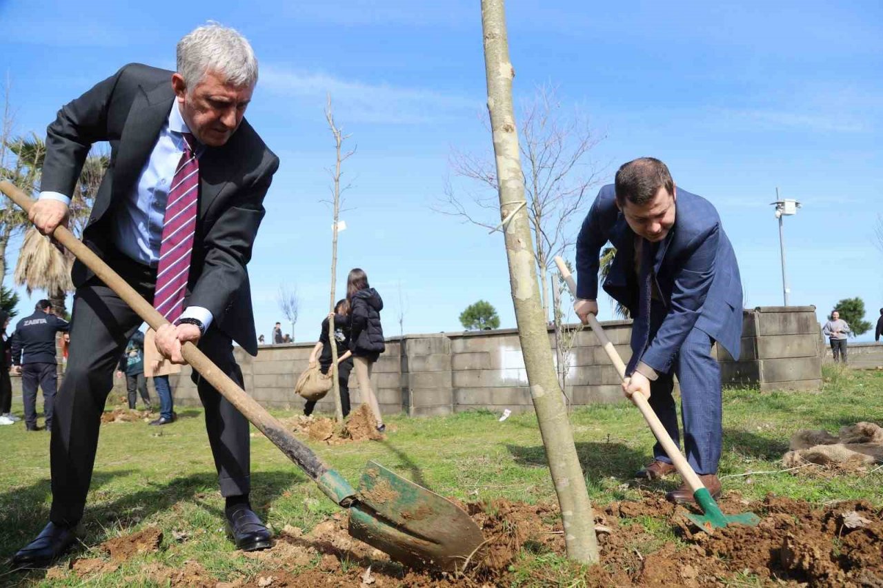 Of’ta deprem anısına fidanlar dikildi