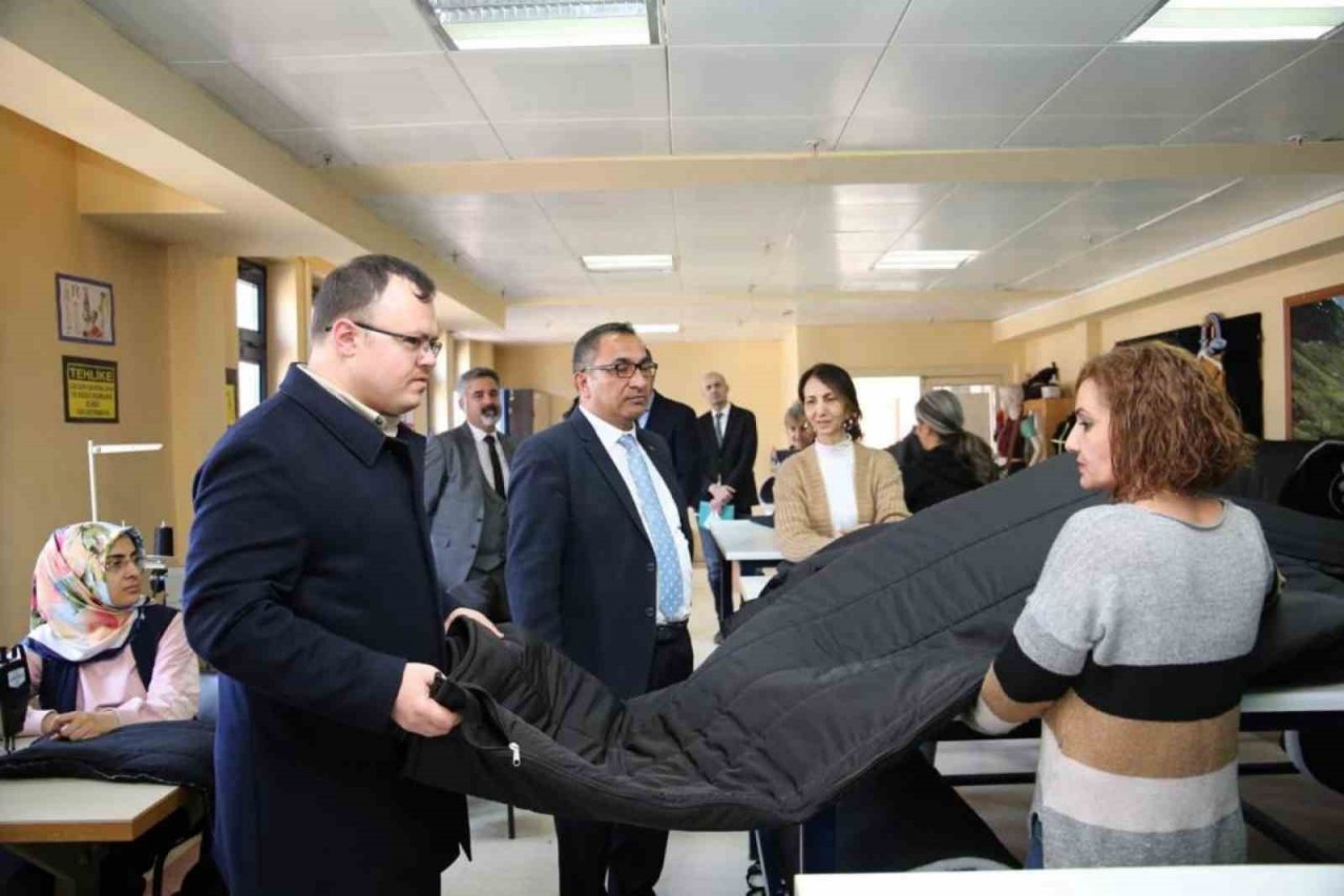 Tunceli’de depremzedeler için uyku tulumu dikimine başlandı