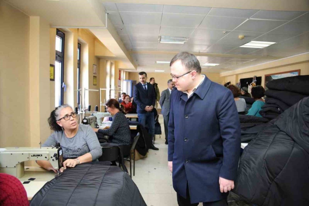 Tunceli’de depremzedeler için uyku tulumu dikimine başlandı