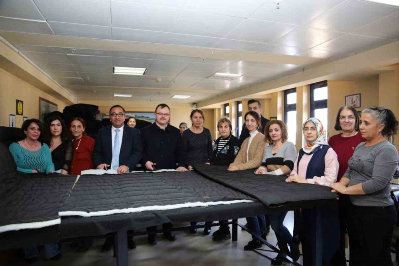 Tunceli’de depremzedeler için uyku tulumu dikimine başlandı