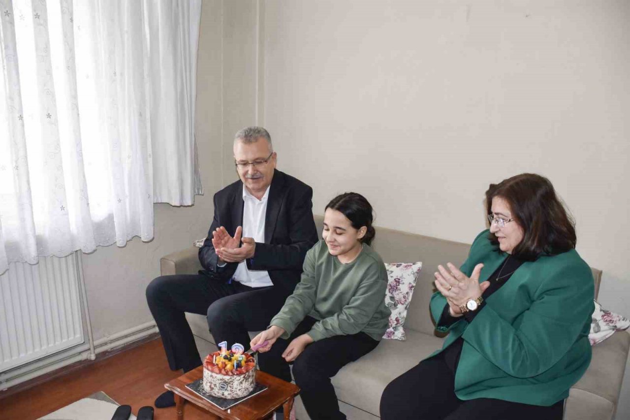 Başkan Özkan depremzede ailenin misafiri oldu, küçük kızlarının doğum gününü kutladı