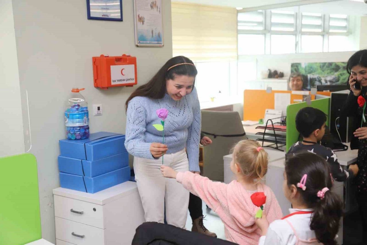 Kreşli miniklerden kadın personele ‘8 Mart’ sürprizi