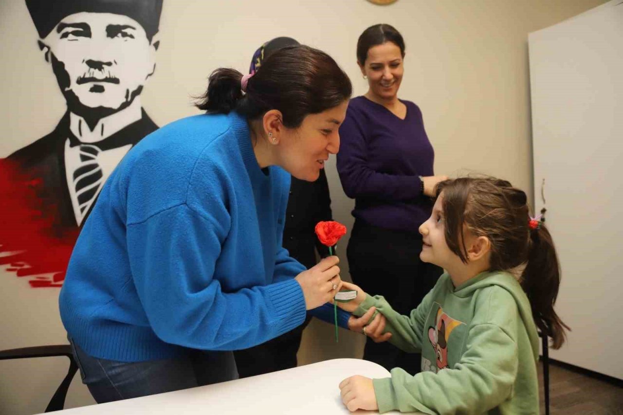 Kreşli miniklerden kadın personele ‘8 Mart’ sürprizi