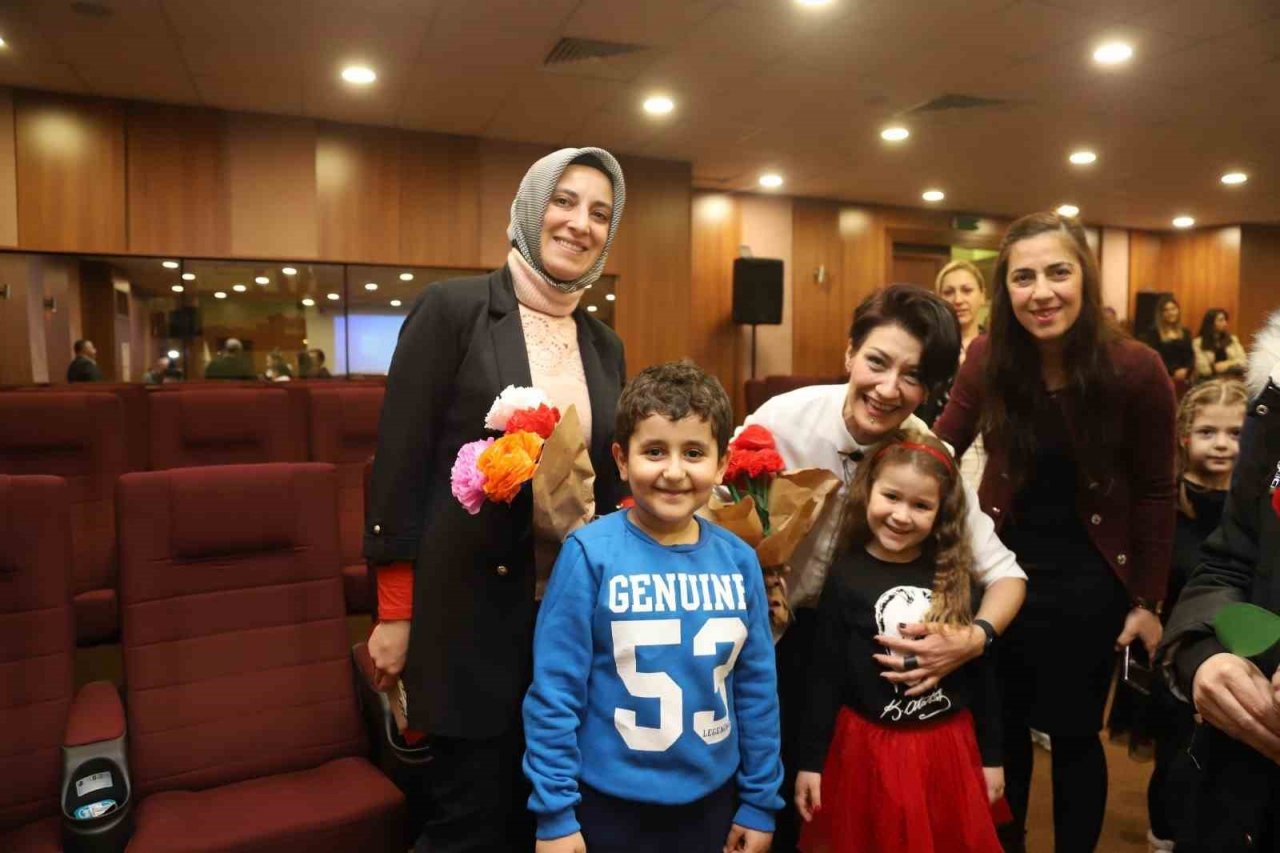 Kreşli miniklerden kadın personele ‘8 Mart’ sürprizi