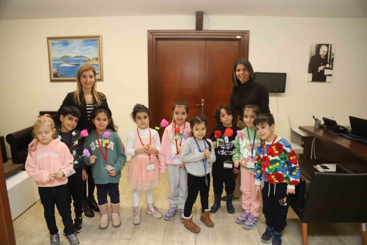 Kreşli miniklerden kadın personele ‘8 Mart’ sürprizi