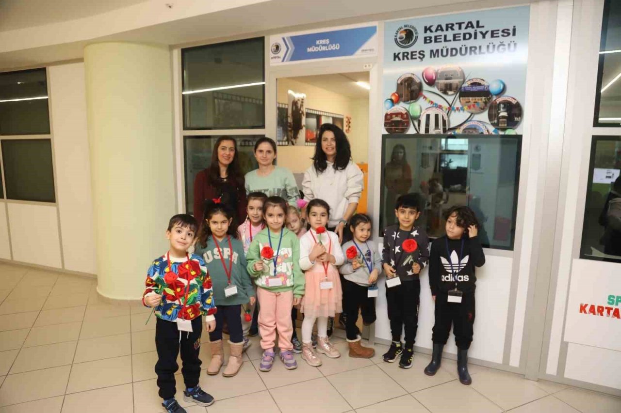 Kreşli miniklerden kadın personele ‘8 Mart’ sürprizi