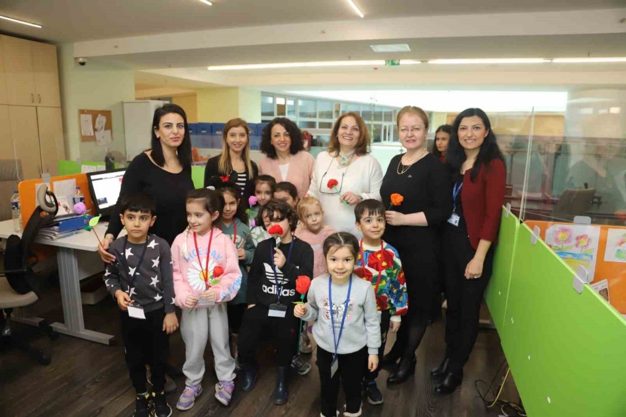 Kreşli miniklerden kadın personele ‘8 Mart’ sürprizi