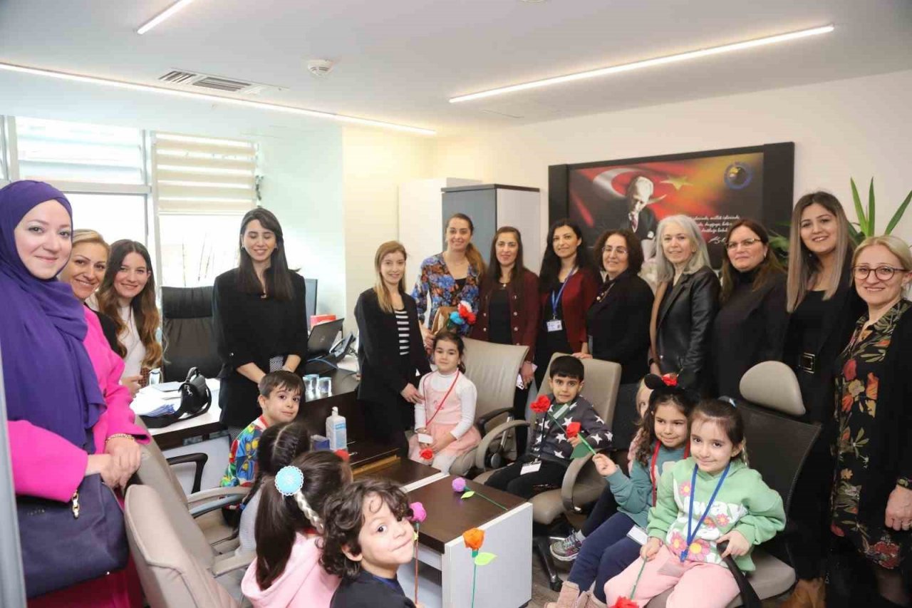 Kreşli miniklerden kadın personele ‘8 Mart’ sürprizi