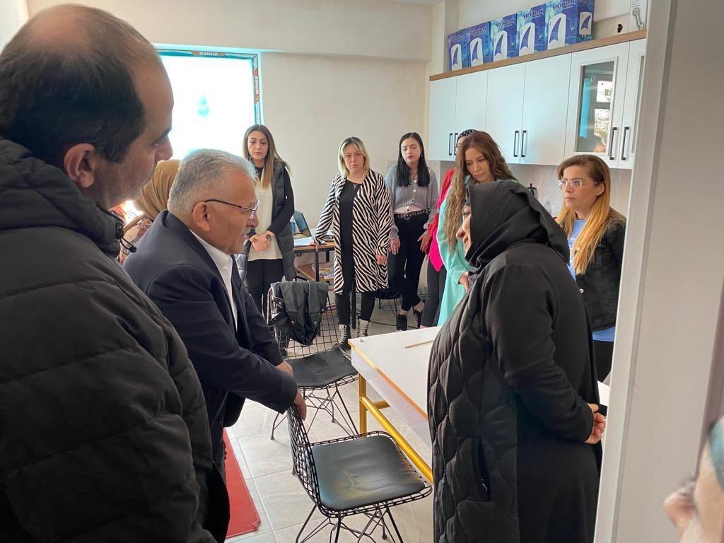 Başkan Büyükkılıç, Kızılay Yardım Toplama Merkezi’ni ziyaret etti