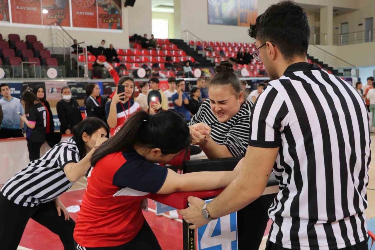 Bilek güreşi müsabakaları başladı