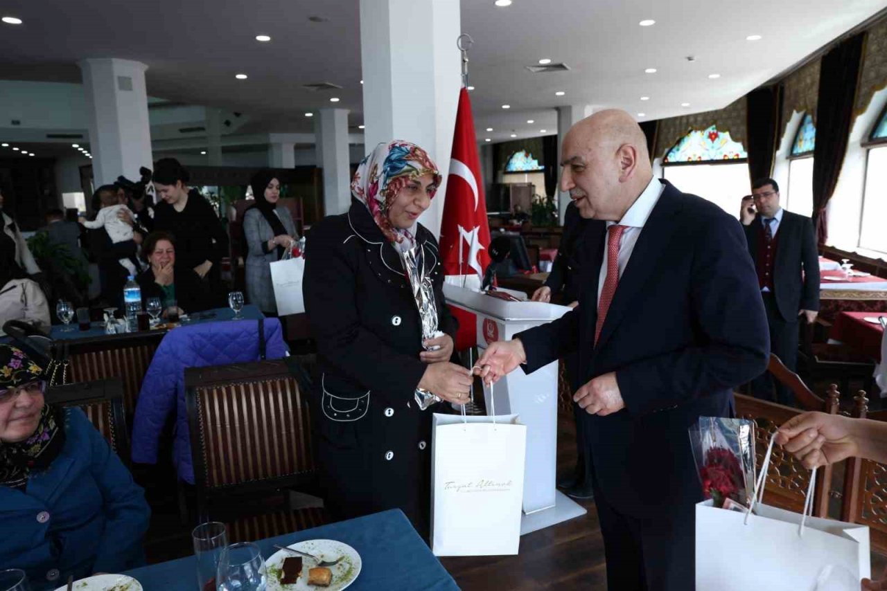 Keçiören Belediye Başkanı Altınok, depremzede kadınlarla buluştu