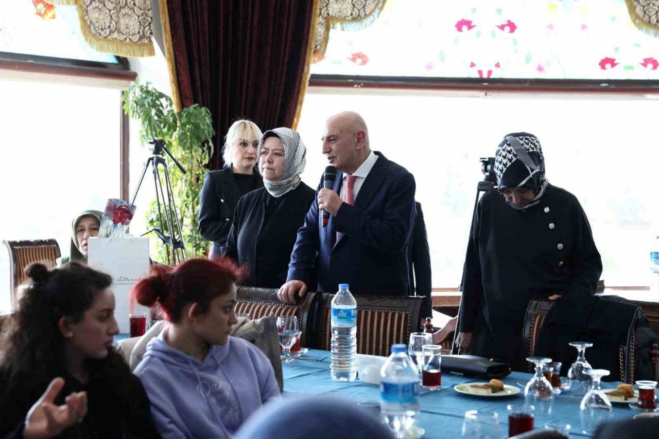 Keçiören Belediye Başkanı Altınok, depremzede kadınlarla buluştu
