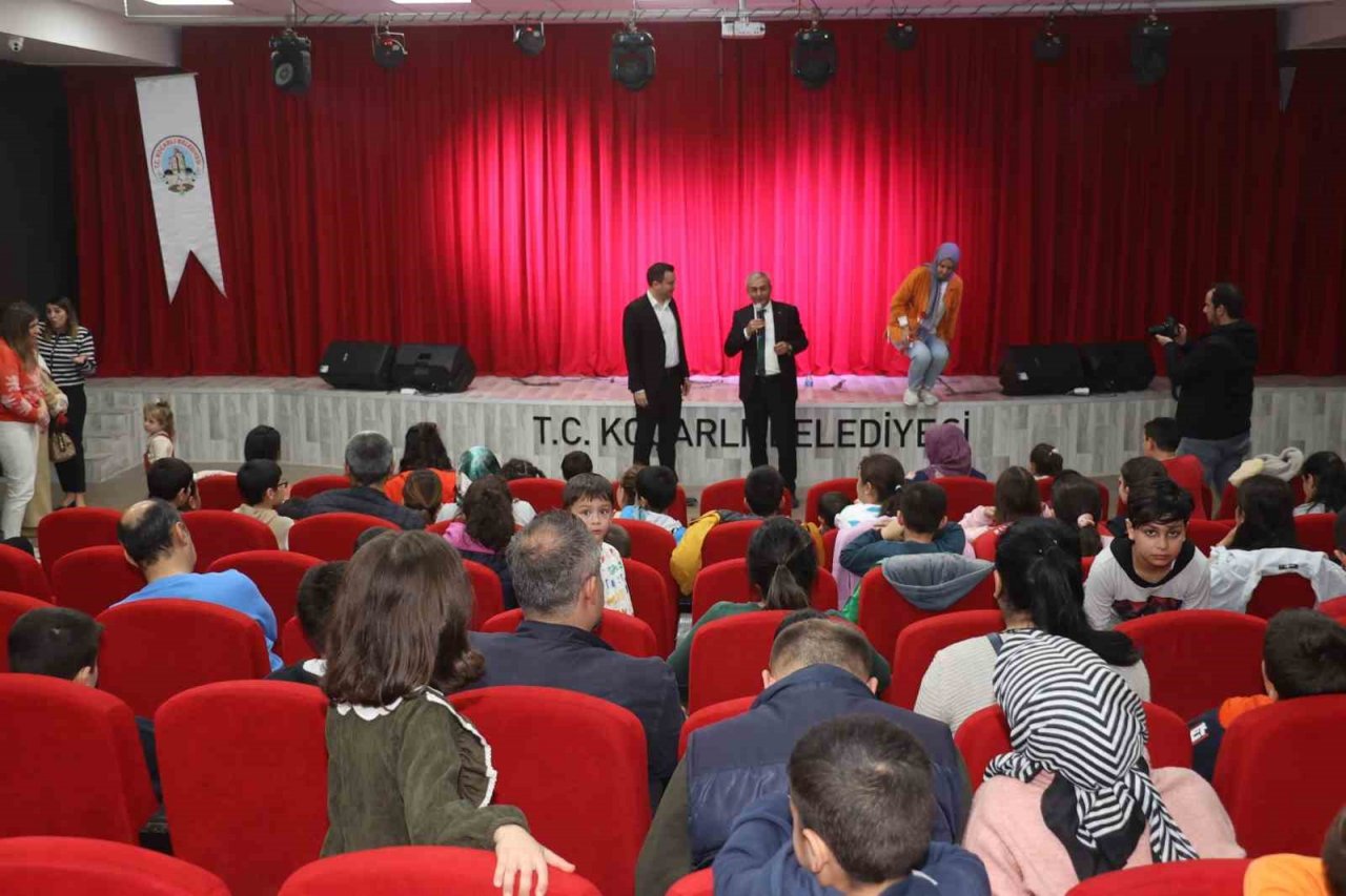 Depremzede çocuklar Koçarlı’da tiyatro ile moral depoladı