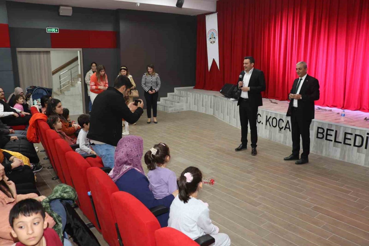 Depremzede çocuklar Koçarlı’da tiyatro ile moral depoladı