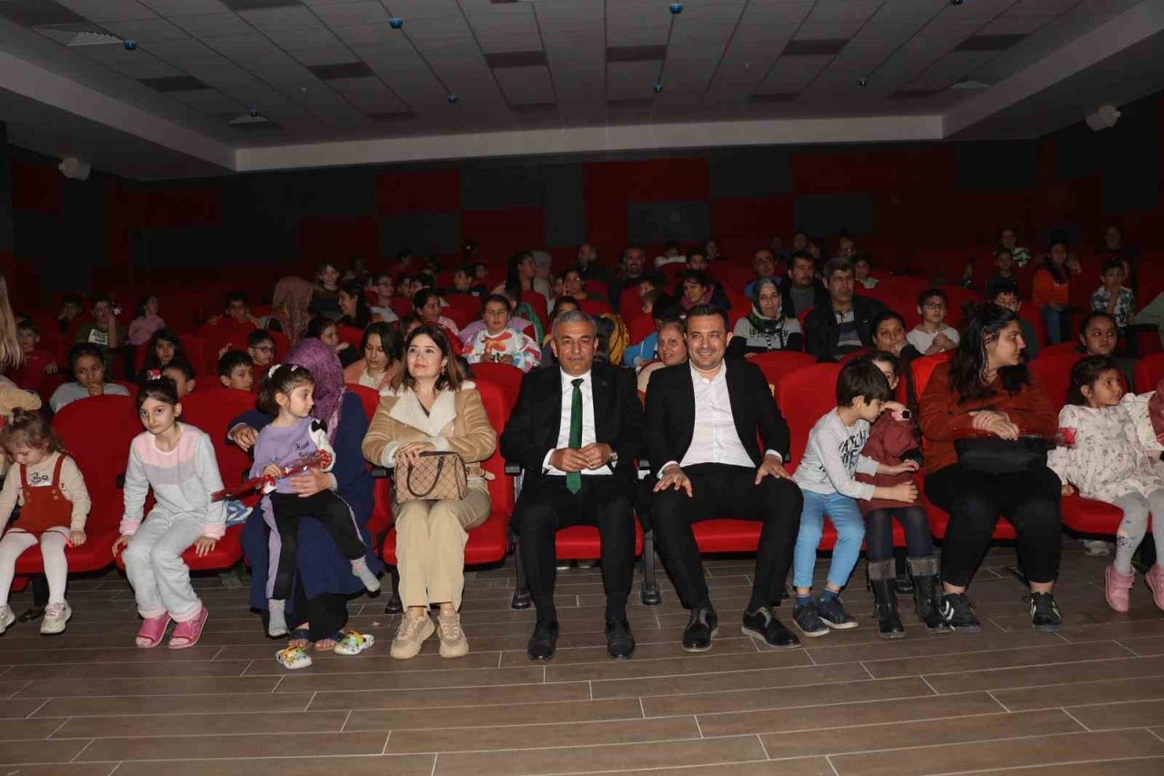 Depremzede çocuklar Koçarlı’da tiyatro ile moral depoladı