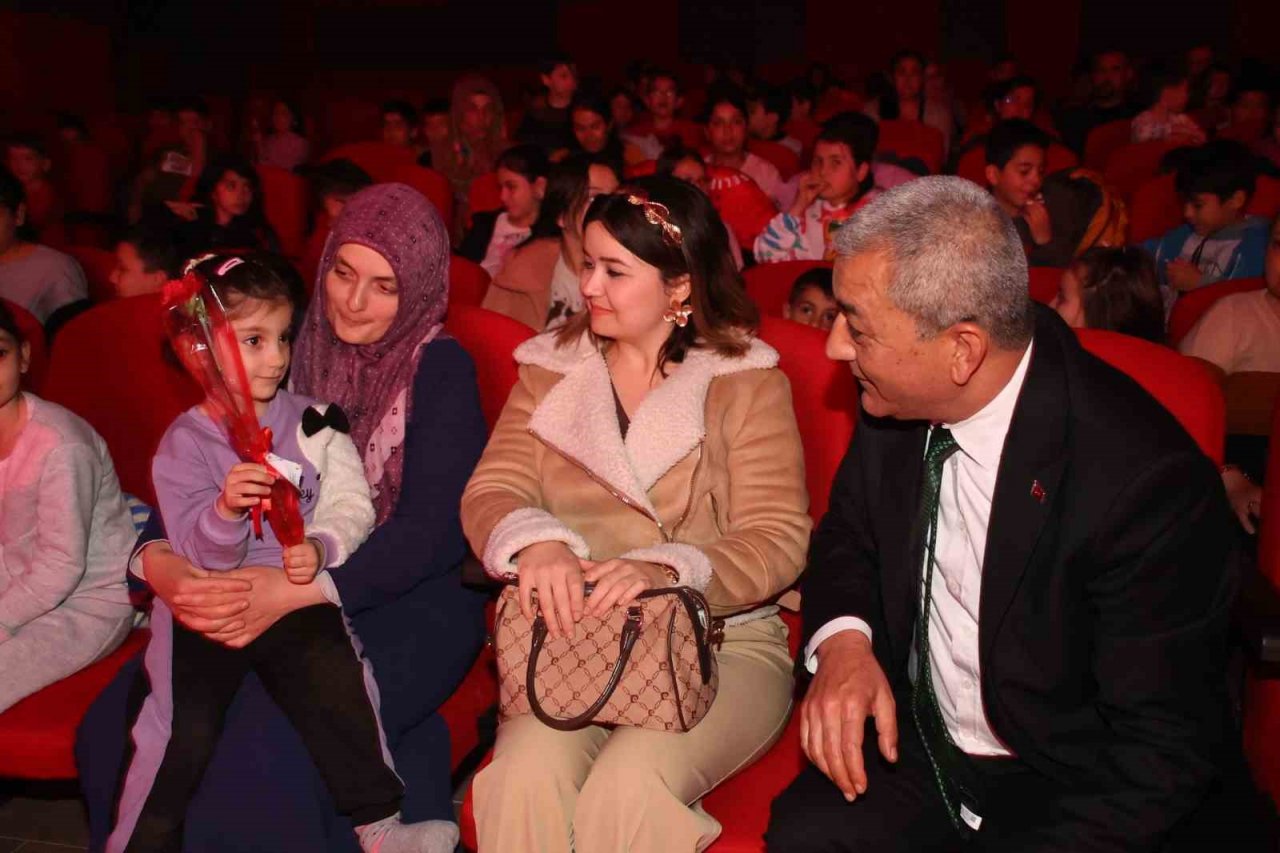 Depremzede çocuklar Koçarlı’da tiyatro ile moral depoladı