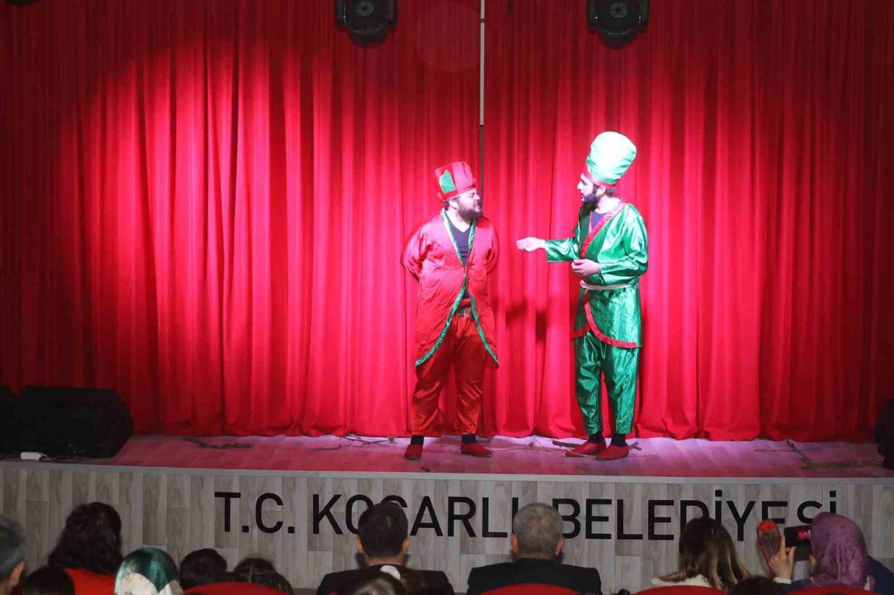 Depremzede çocuklar Koçarlı’da tiyatro ile moral depoladı