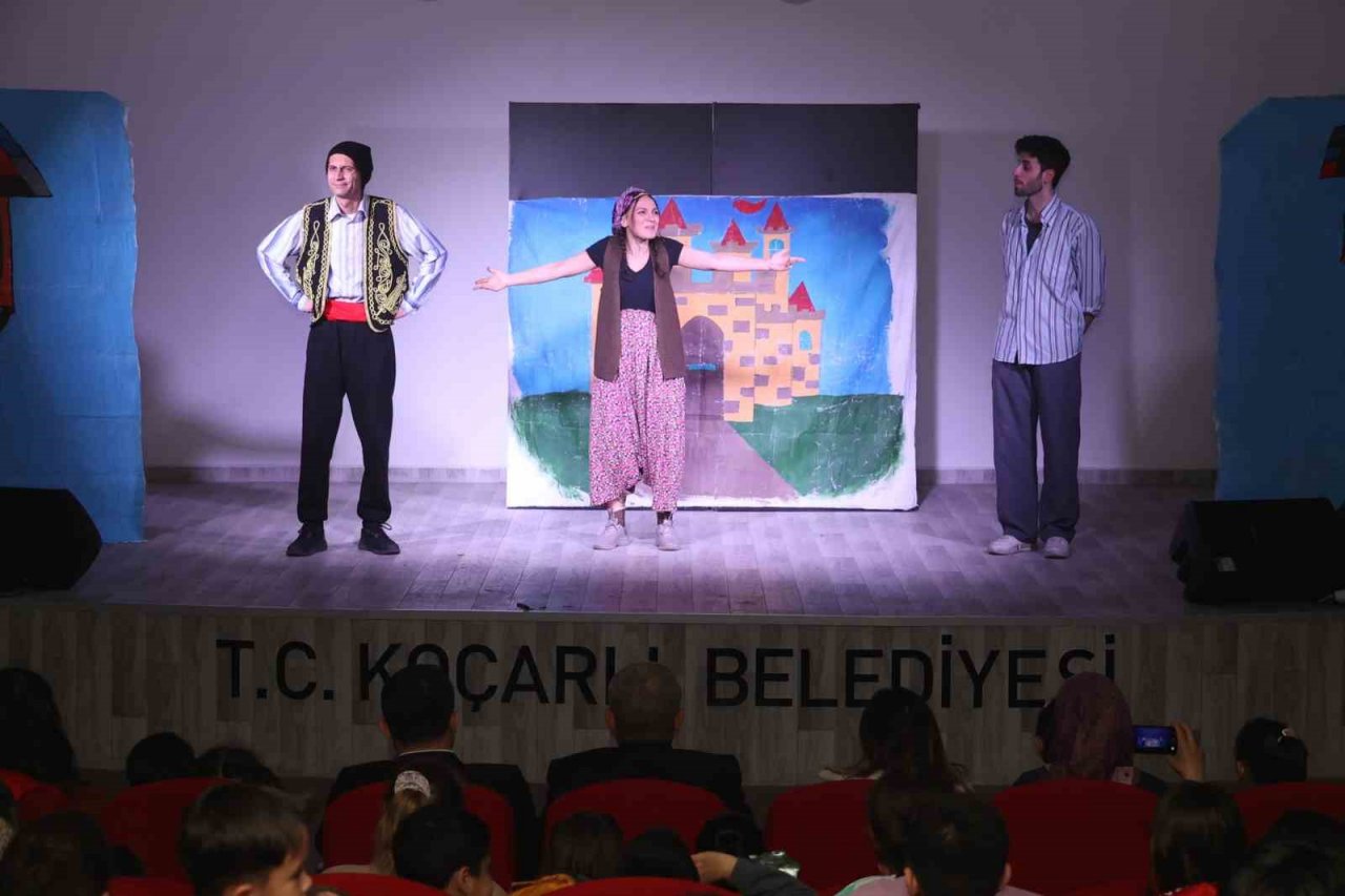 Depremzede çocuklar Koçarlı’da tiyatro ile moral depoladı