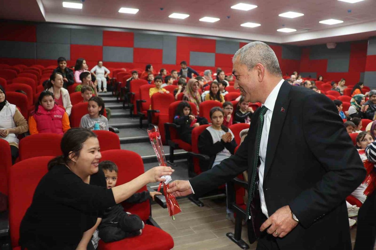 Depremzede çocuklar Koçarlı’da tiyatro ile moral depoladı