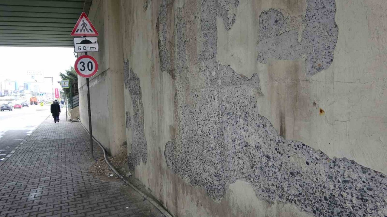 Maltepe’de betonunda midye kabukları ve paslı demirler görünen köprü havadan görüntülendi