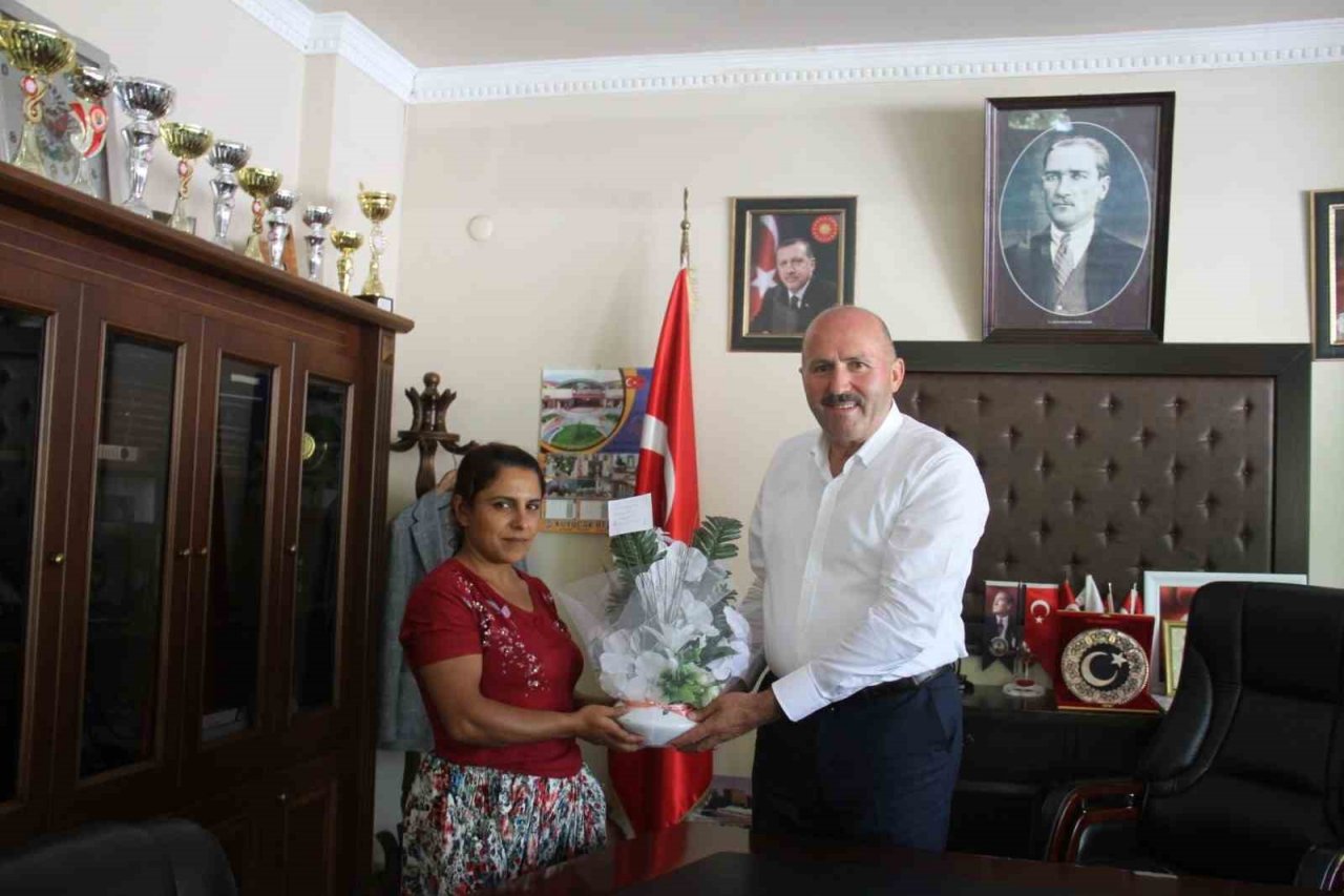 Kuyucak’ta Dünya Kadınlar Günü karanfillerle kutlandı