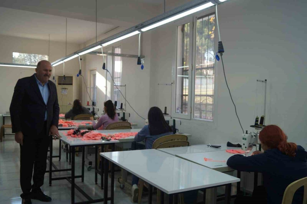 Kuyucak’ta Dünya Kadınlar Günü karanfillerle kutlandı