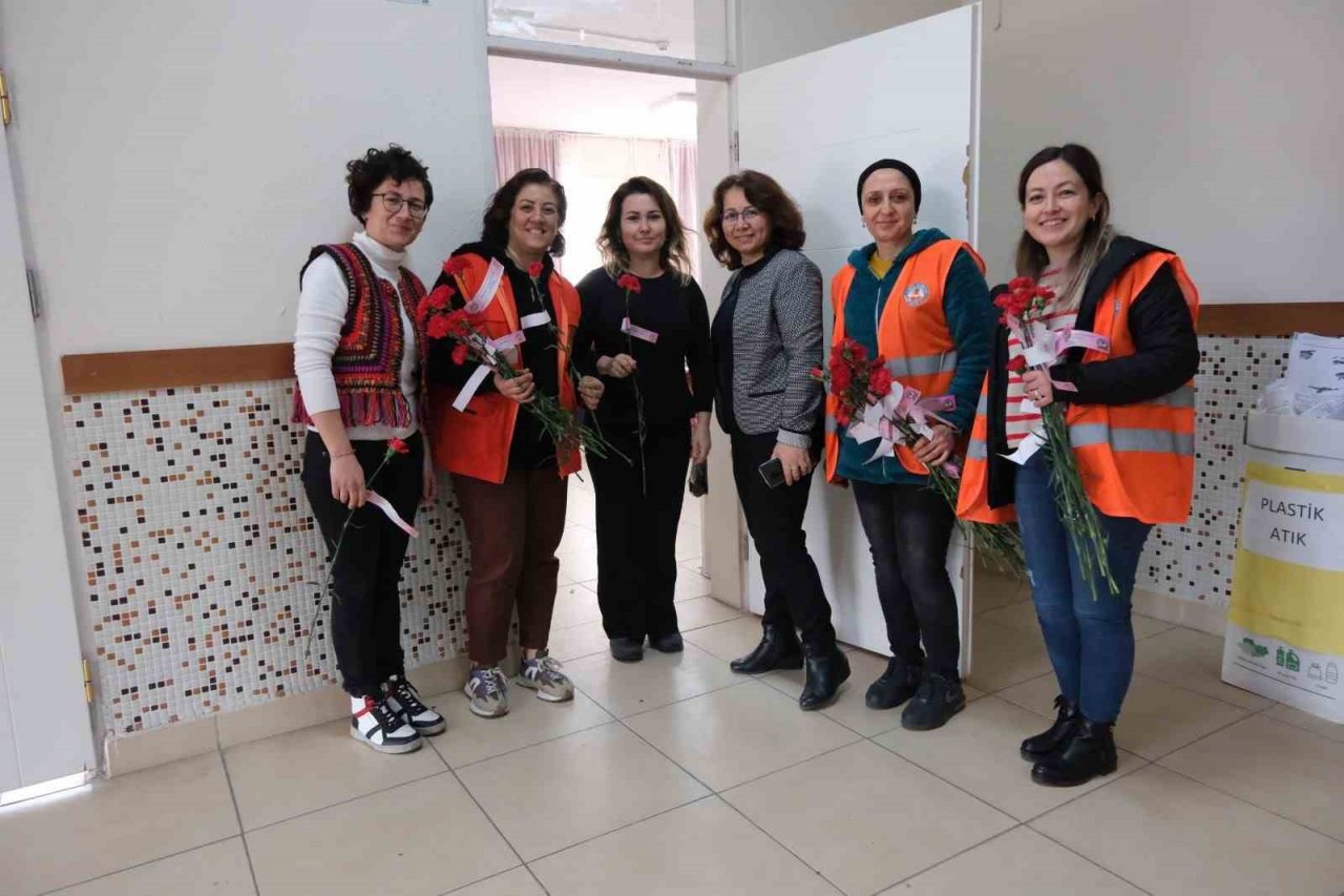 Kuyucak’ta Dünya Kadınlar Günü karanfillerle kutlandı