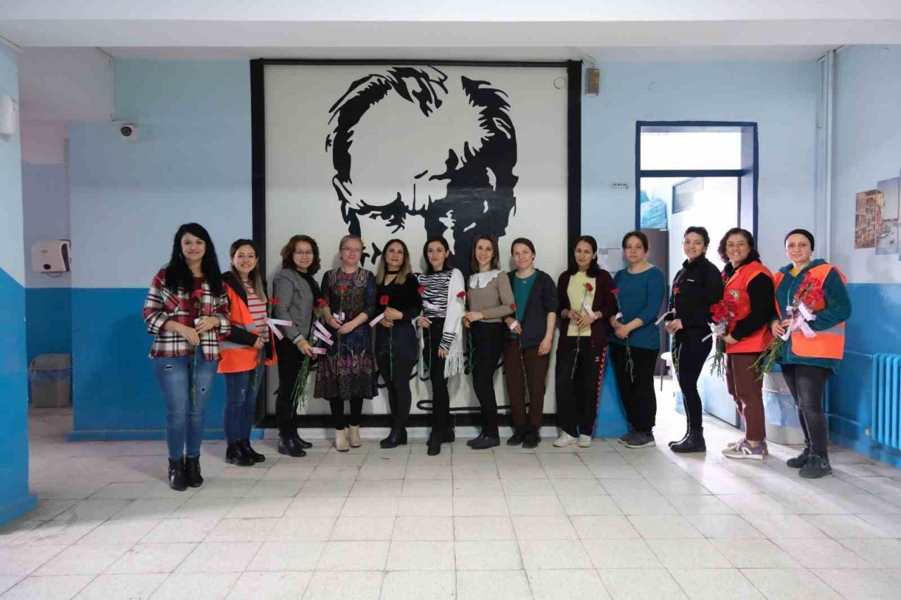 Kuyucak’ta Dünya Kadınlar Günü karanfillerle kutlandı