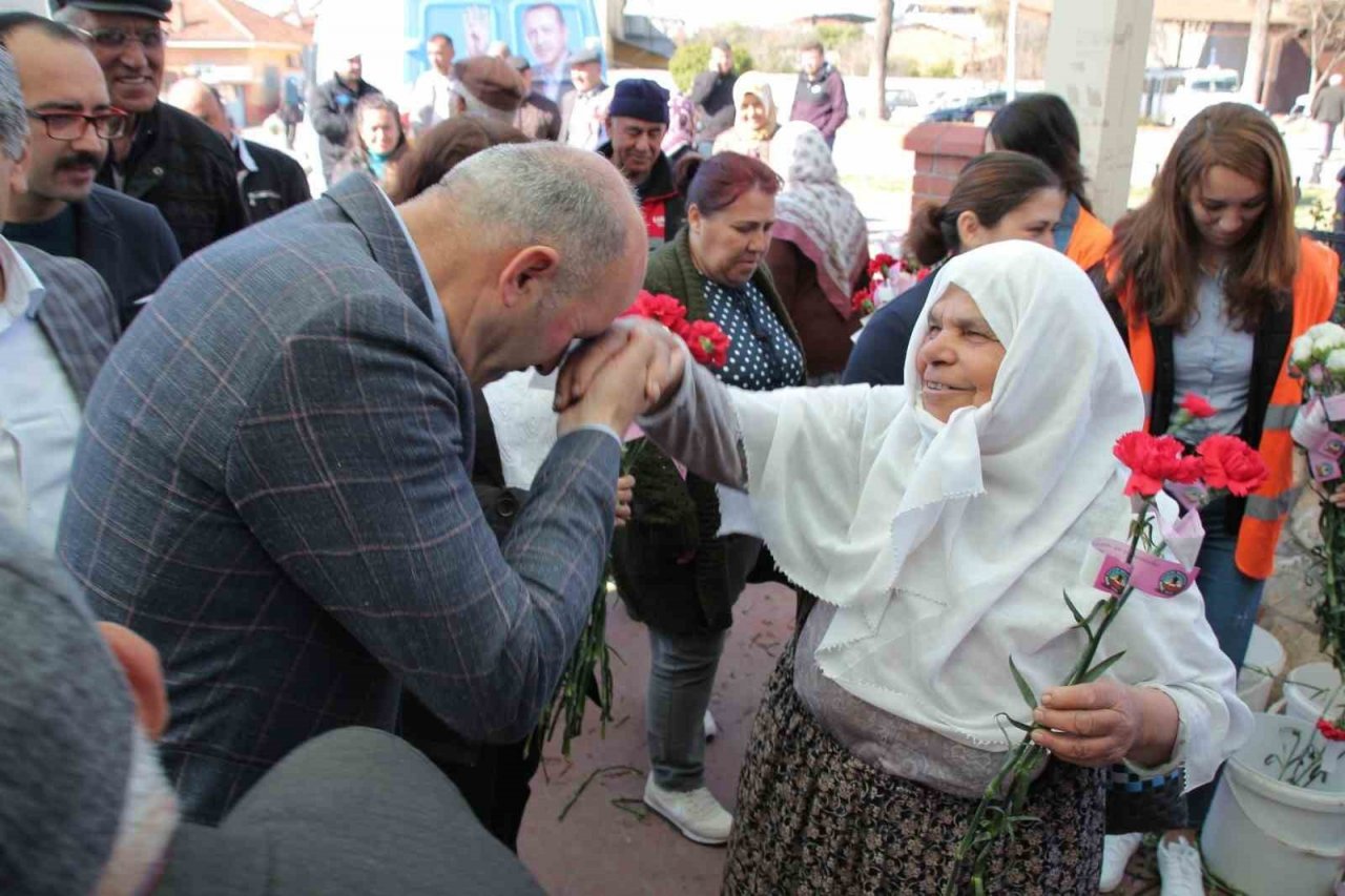 Kuyucak’ta Dünya Kadınlar Günü karanfillerle kutlandı