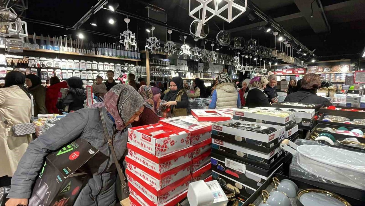 Fiyatı duyan buraya koştu: Kapıları zor tuttular