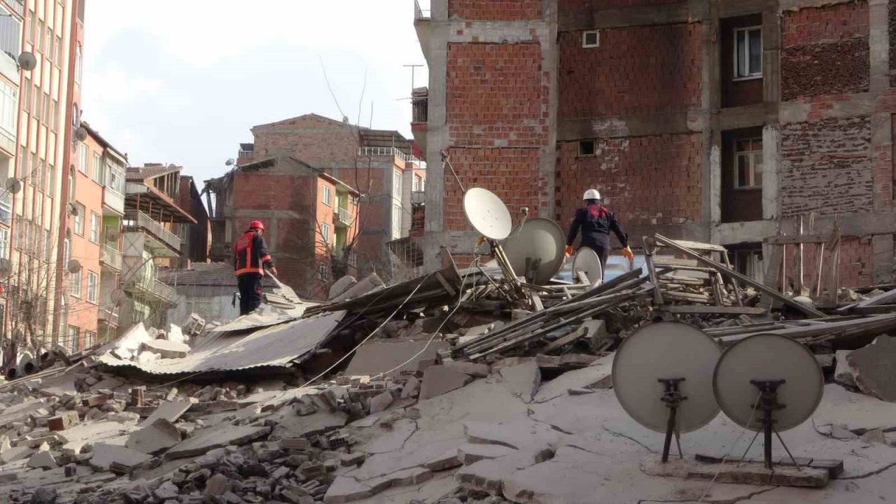 Malatya’da ağır hasarlı 5 katlı bina çöktü