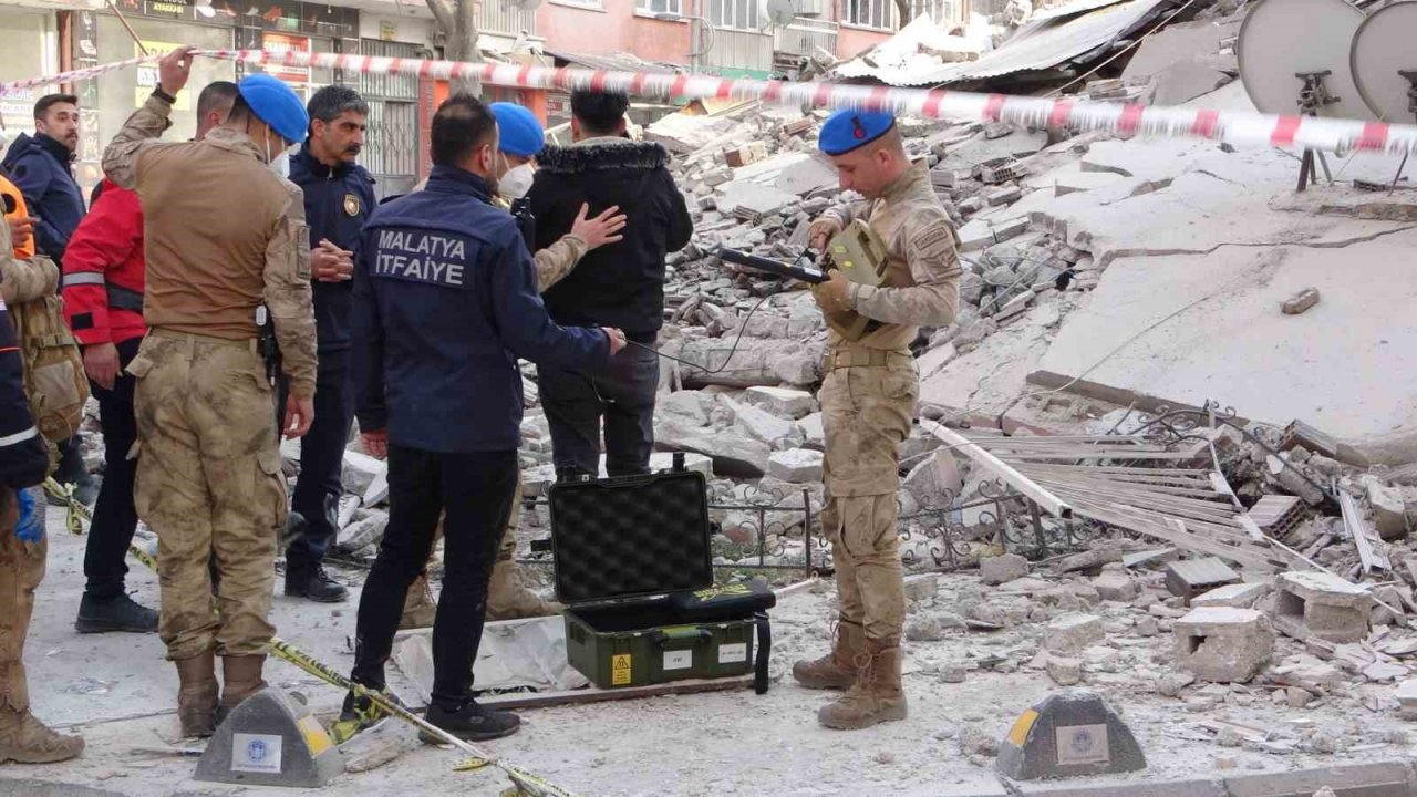 Malatya’da ağır hasarlı 5 katlı bina çöktü